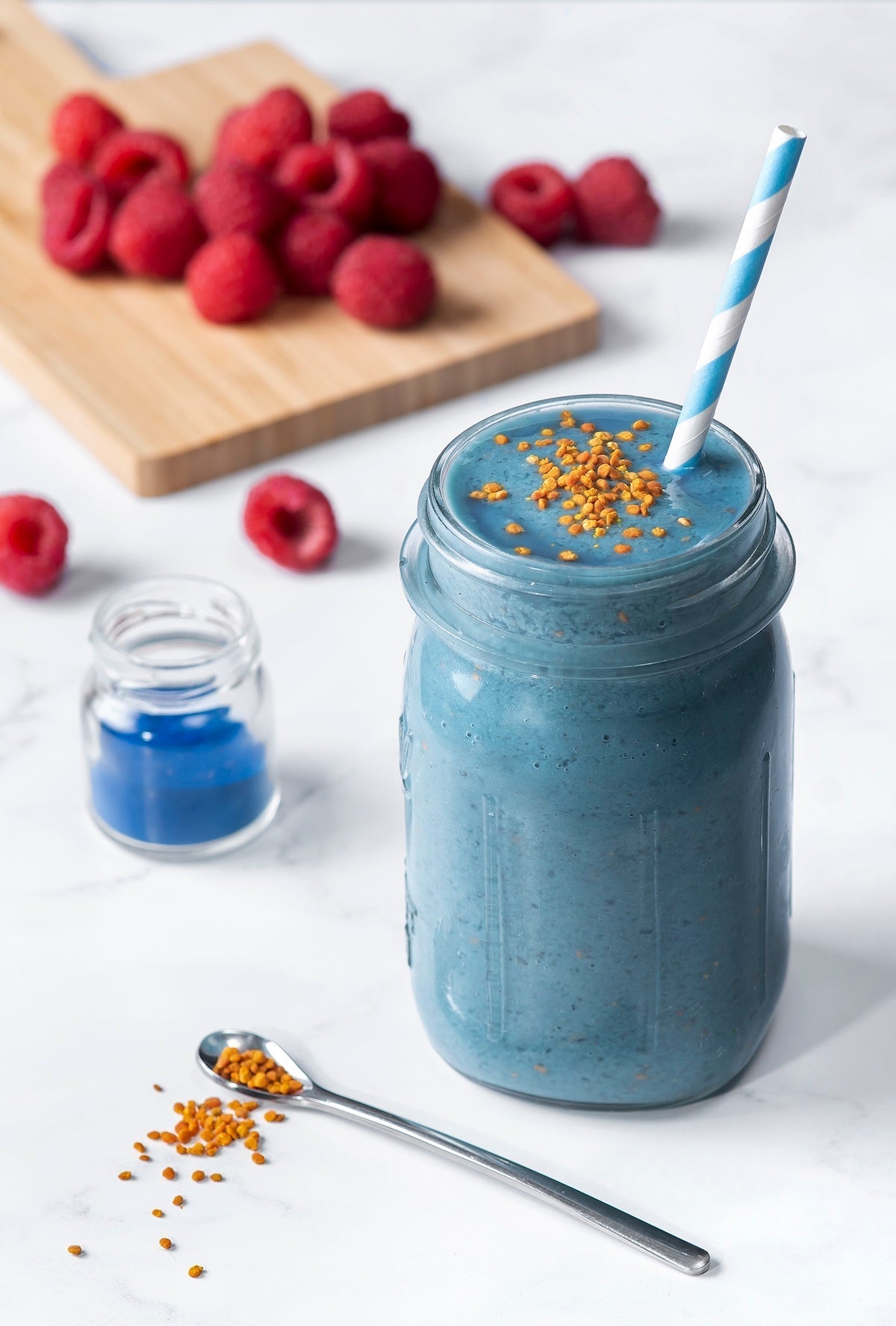 Blue Spirulina Smoothie with Banana, Spinach & Bee Pollen